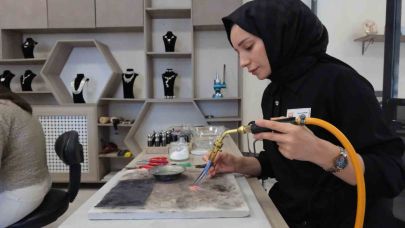 Çapa yapan eller artık gümüşe şekil veriyor