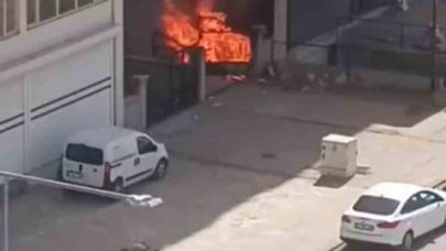 Apartman girişinde çıkan yangın söndürüldü