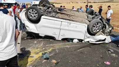 Refüje çarparak takla atan araç ters döndü: 6 yaralı
