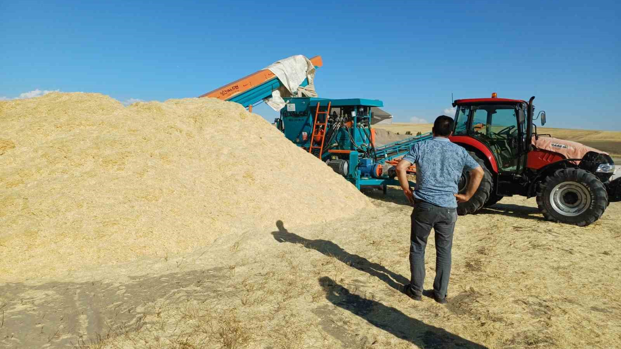 Geçen yıl tarlada çürüyen saman, bu yıl çiftçinin yüzünü güldürdü