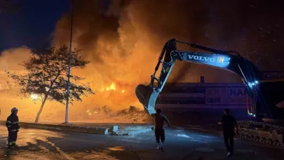 Geri dönüşüm fabrikasındaki yangın 4. saatinde