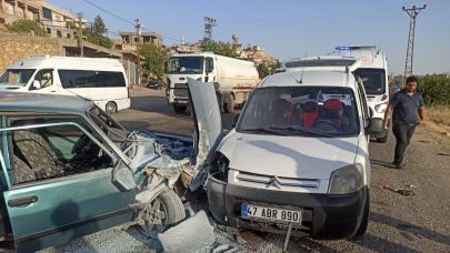 Fiat Tofaş, hafif ticari araçla çarpışarak hurdaya döndü: 3 yaralı