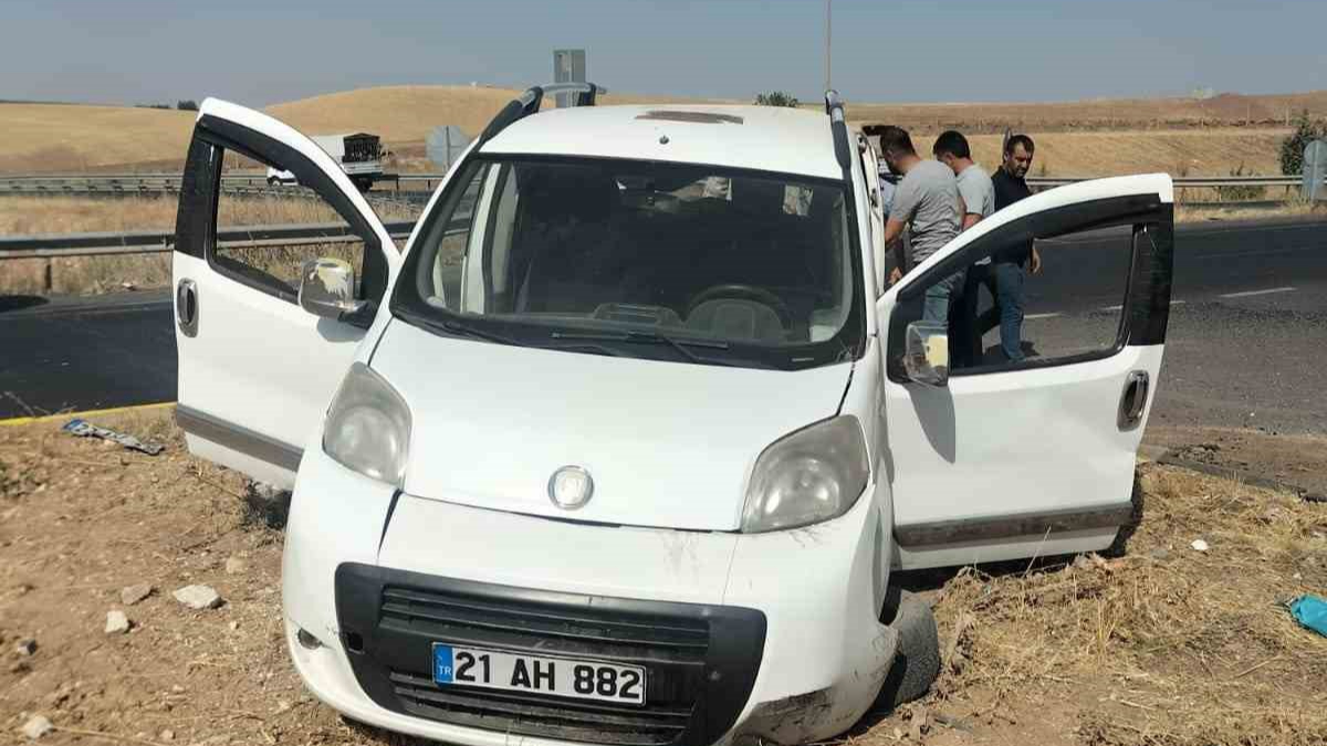 Hafif ticari ile otomobil çarpıştı: 5 yaralı