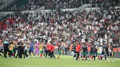 Amedspor-Erzurum maçı sonrası saha karıştı