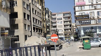 Bahçelievler'de hasarlı son bina yıkılıyor