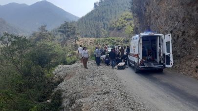 Kayalıklara çarpan otomobil yan yattı: 3 yaralı