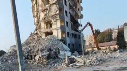 Orta hasarlı bina tek dokunuşta yıkıldı
