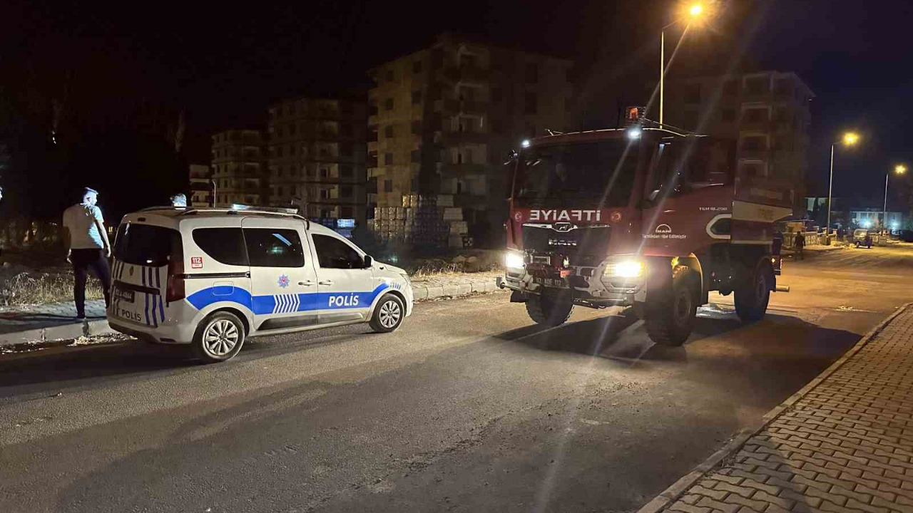 İnşaat malzemelerinin yanındaki otluk alan ateşe verildi