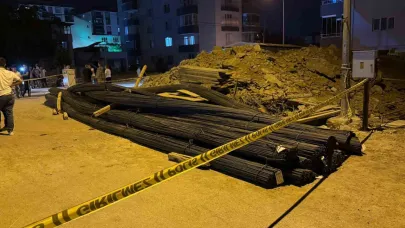 Tırdaki demirler motosikletin üzerine devrildi: 2 yaralı