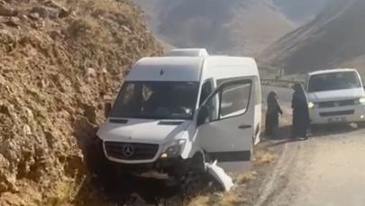 Mercedes minibüs kaza yaptı: 18 yolcu ölümden döndü