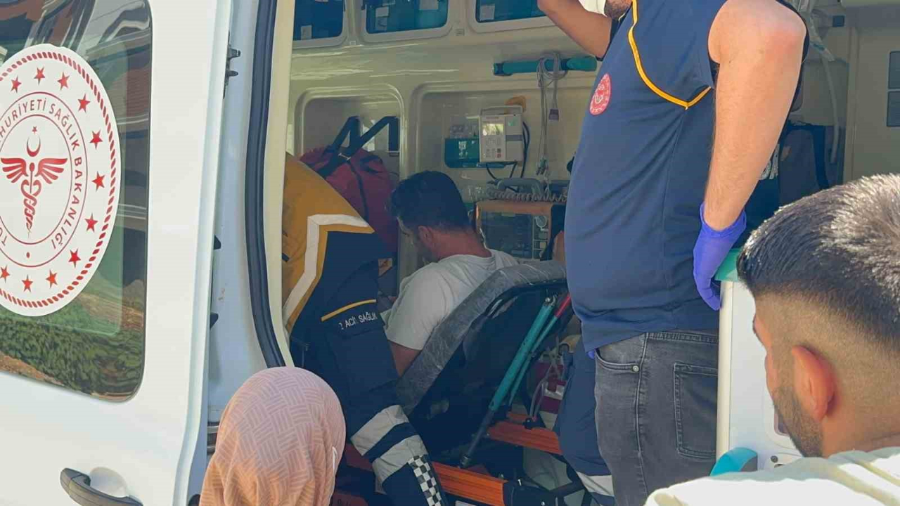Otomobil ile kamyonet çarpıştı: 2 yaralı