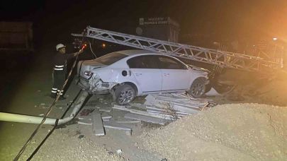 Elektrik direğine çarpan aracın motoru yerinden fırladı