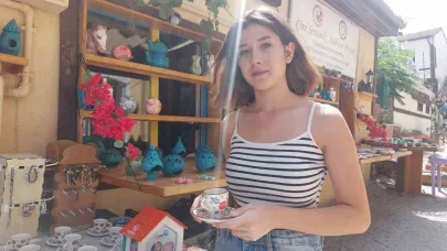 Çini atölyesinde sanatla şekillenen ürünler