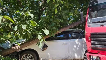 Kontrolden çıkan kamyon otomobile çarparak durdu
