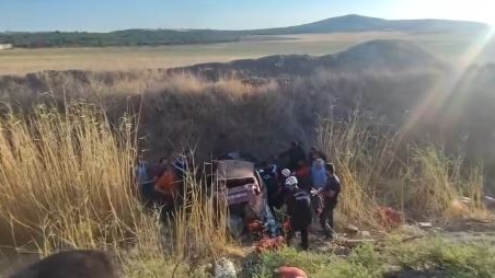 Kontrolden çıkan otomobil şarampole uçtu