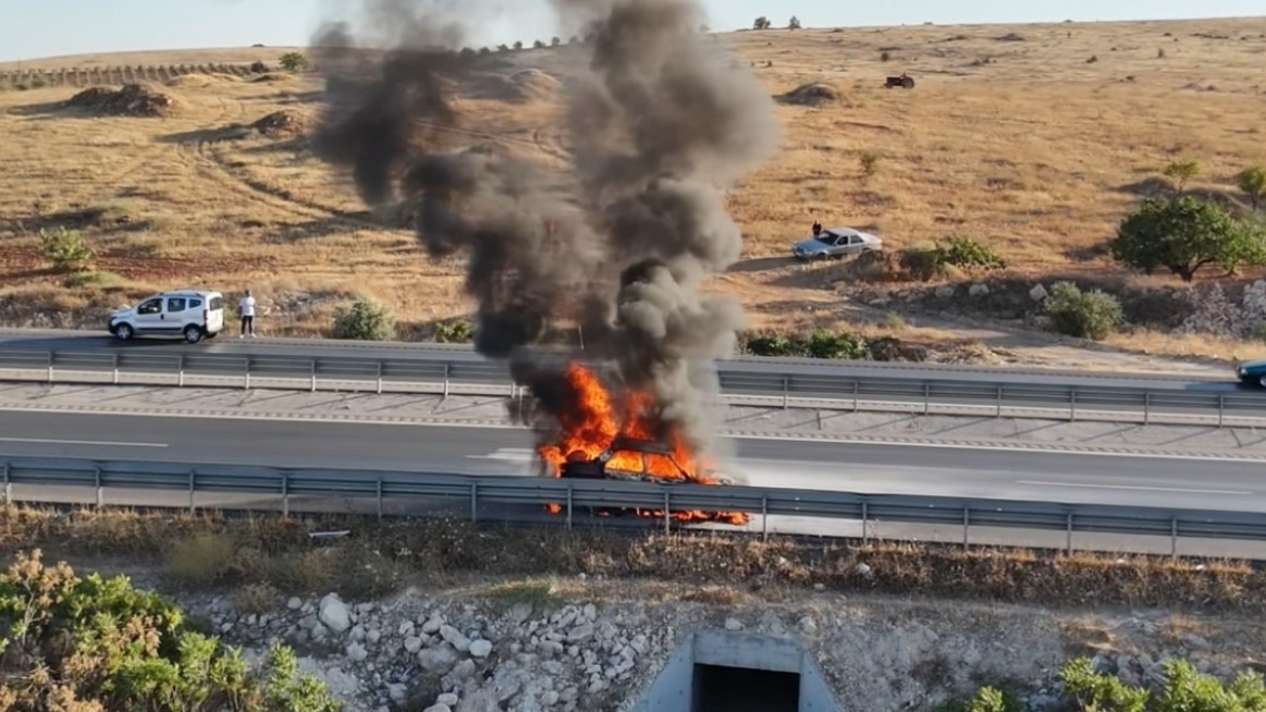 Şanlıurfa karayolundaki otomobil alev topuna döndü