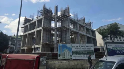 Cami inşaatından düşen işçiden acı haber