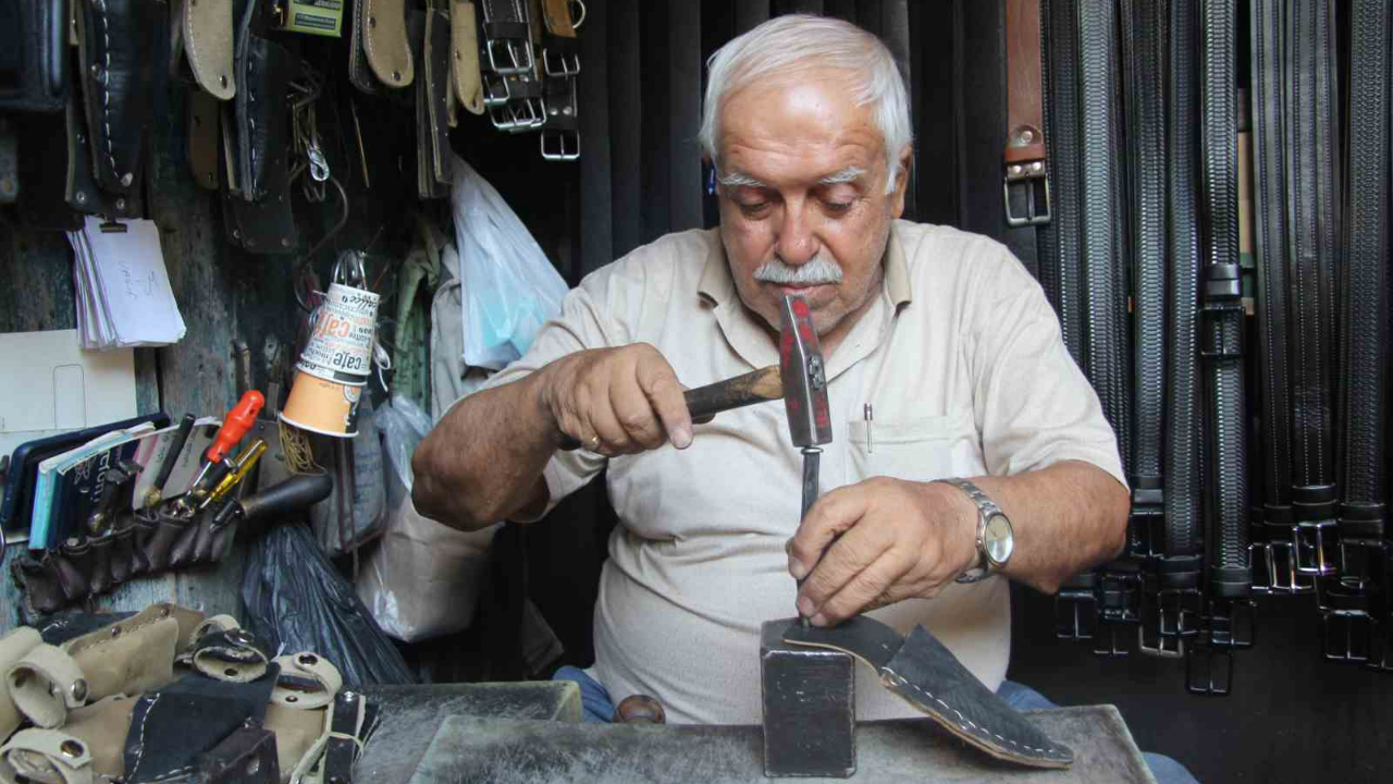 2 metrekarelik dükkanında 60 yıldır baba mesleğini yaşatıyor