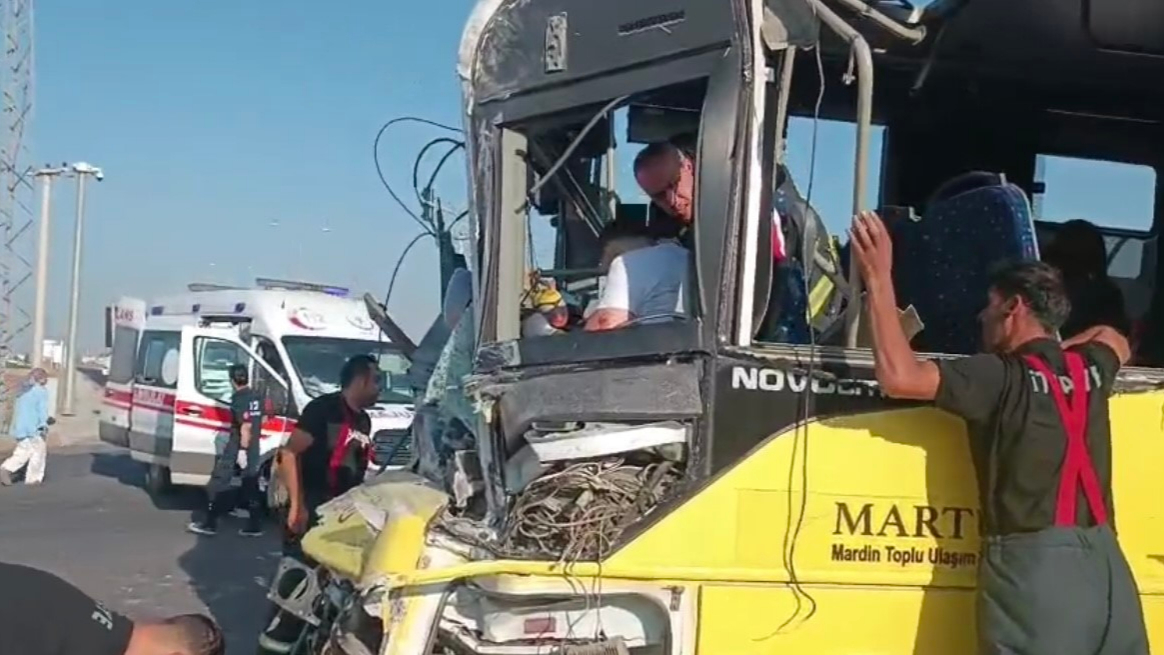 Halk otobüsü ile tır çarpıştı: 1 ölü, 11 yaralı