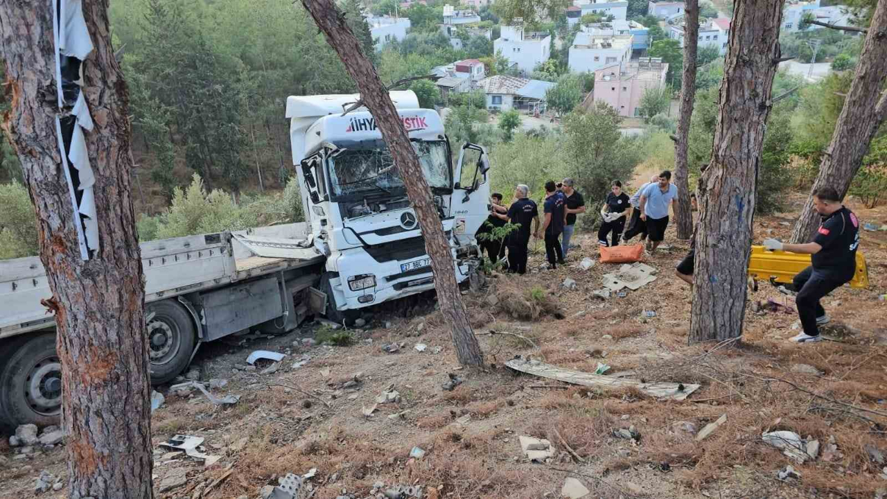 Şarampole savrulan tır sürücüsü yaralandı