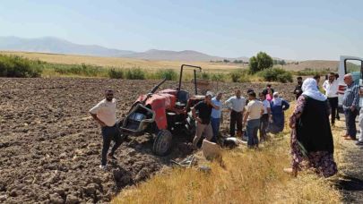 Devrilen traktörün altında kalan gençten acı haber