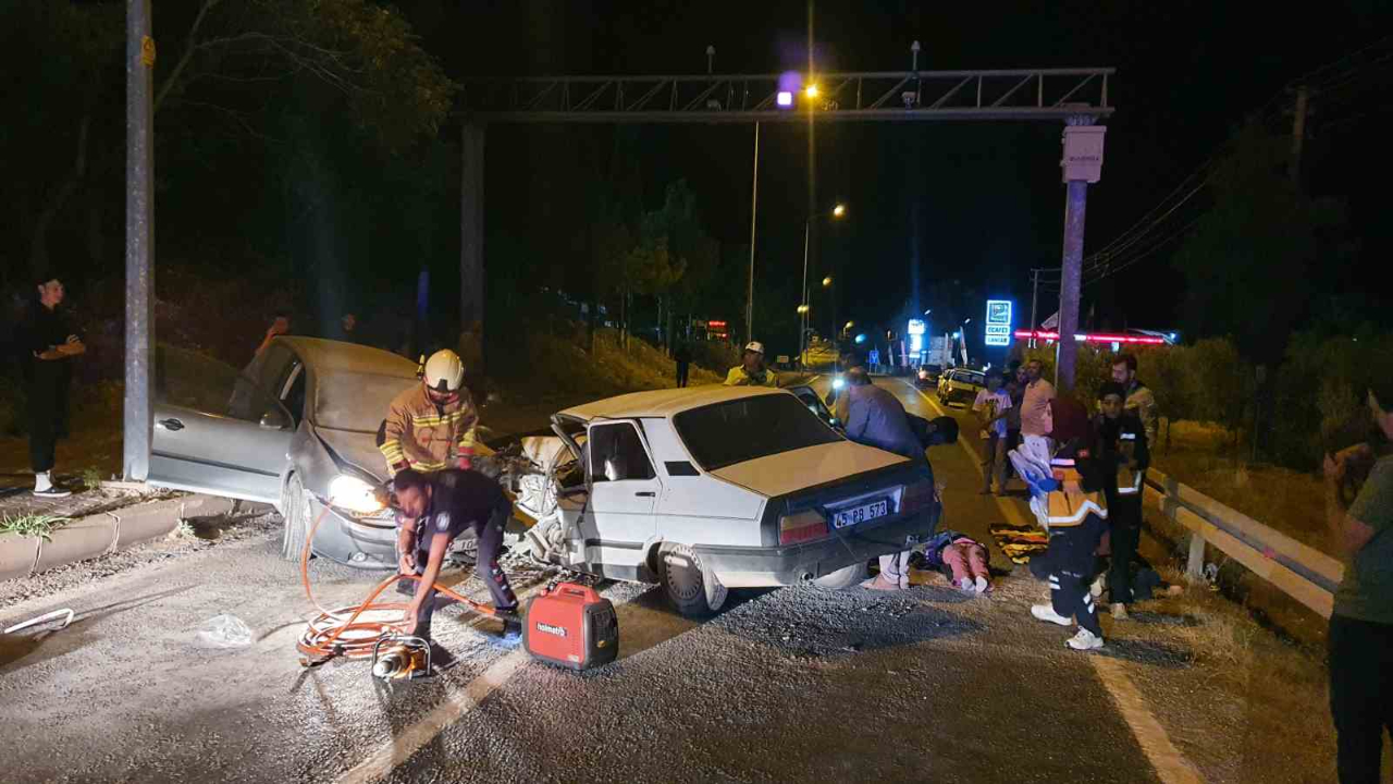 İki otomobil kafa kafaya çarpıştı: 7 yaralı