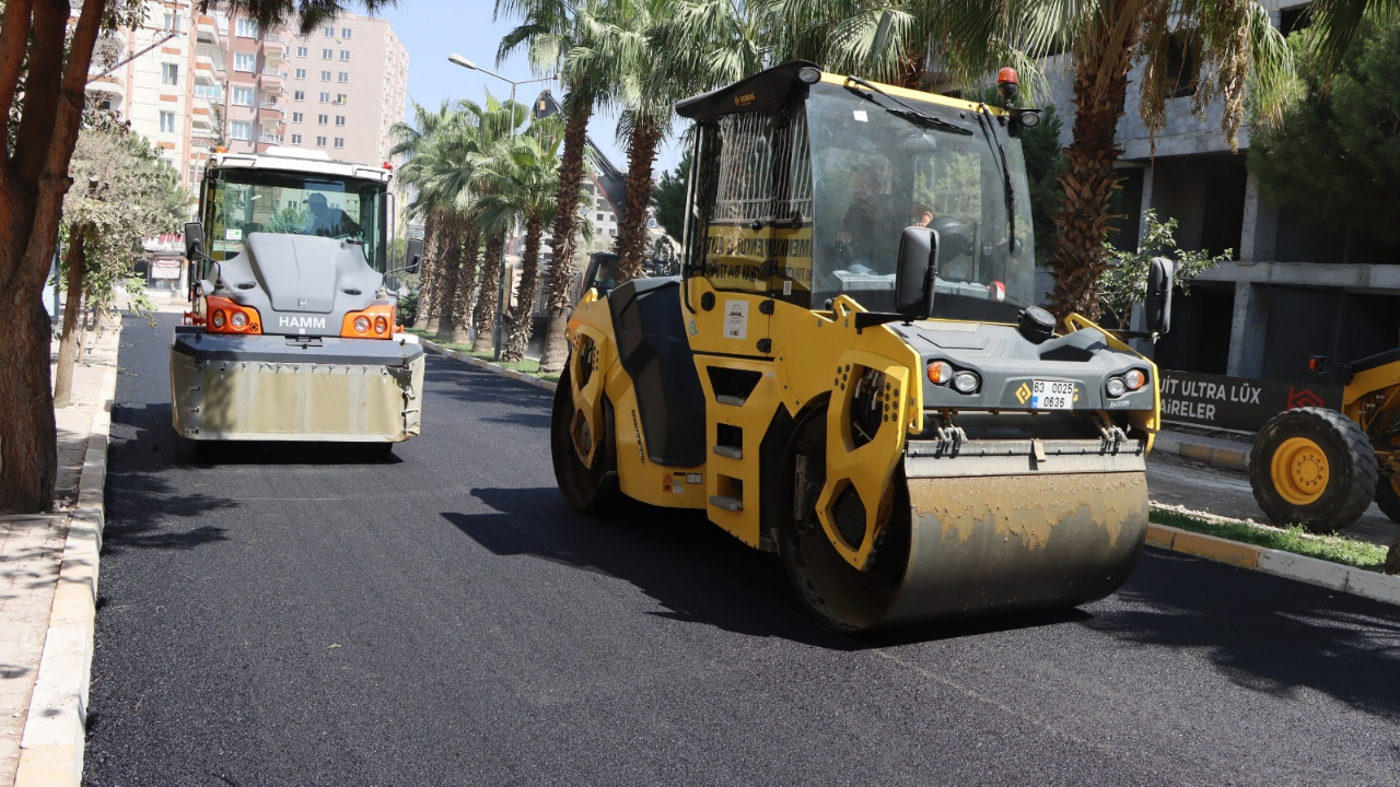 Karaköprü'de deforme olan yollar sıcak asfaltla yenileniyor