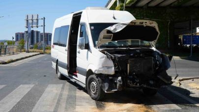 Yolcu minibüsü ile ticari araç çarpıştı: 10 yaralı