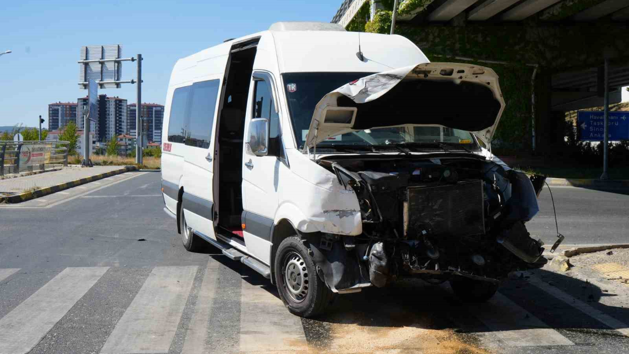 Yolcu minibüsü ile ticari araç çarpıştı: 10 yaralı