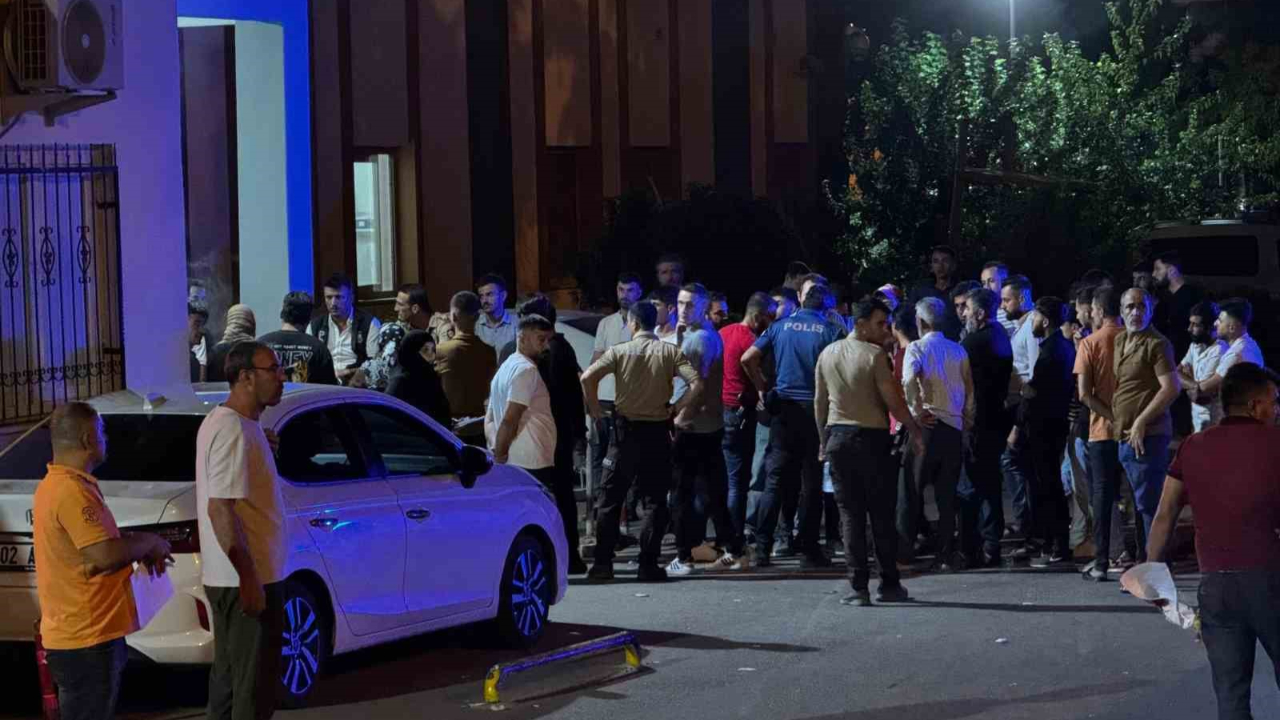 Sokak ortasında saldırıya uğrayan genç hayatını kaybetti
