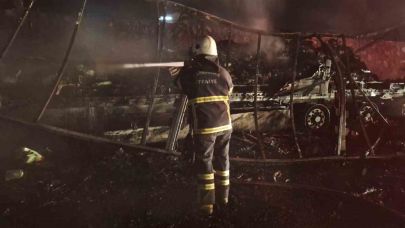 Şanlıurfa’da alev alev yanan tır hurda yığınına döndü