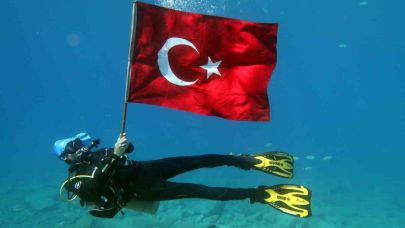 Deniz dibinde Türk bayraklı 30 Ağustos kutlaması