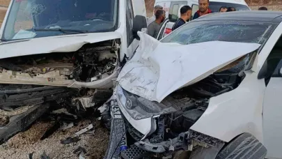 Minibüs ile otomobil çarpıştı: 5 yaralı