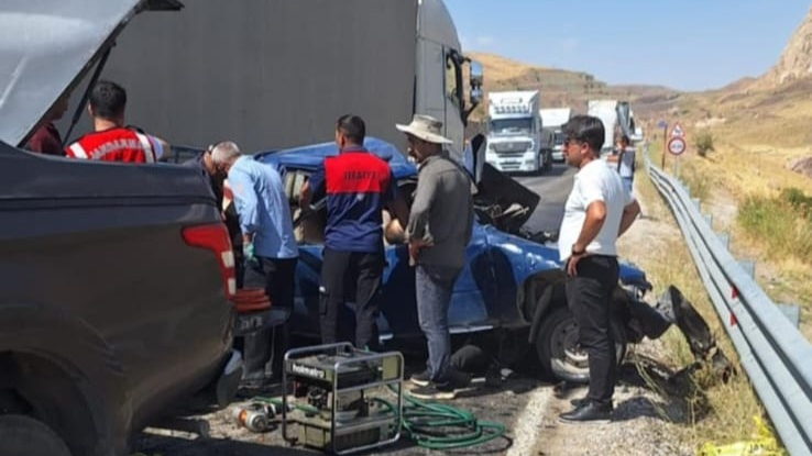 Karayolunda feci kaza: 3 ölü, 2 yaralı