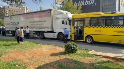 Durakta yolcu alan halk otobüsüne tır çarptı: 2’si ağır 3 yaralı