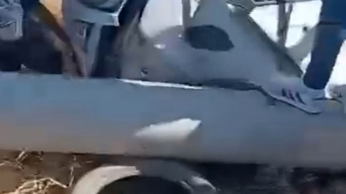 Yoldan çıkan araç bariyerlere ve direğe çarptı: 2 yaralı