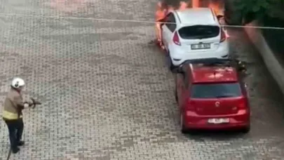 Park halindeki otomobil alev alev yandı