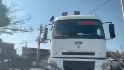 Freni boşalan tır, refüje çıktı