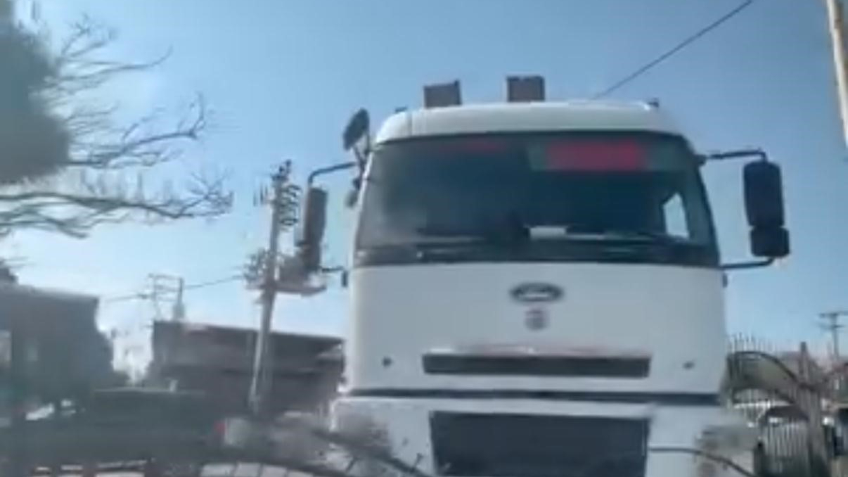 Freni boşalan tır, refüje çıktı