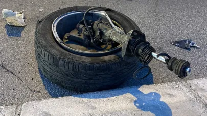 Tekeri bile koptu: Kamyona çarpan otomobil hurdaya döndü, 2 yaralı