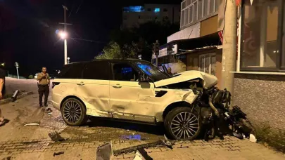 Lüks ciple kamyonetin karıştığı kazada 4 kişi yaralandı