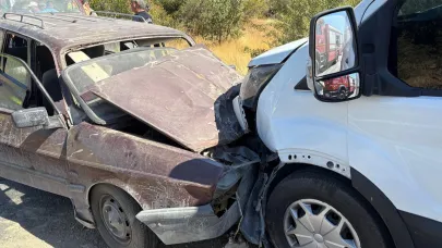 Otomobil ile transit kafa kafaya çarpıştı: 2 yaralı