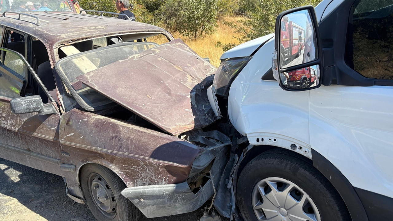 Otomobil ile transit kafa kafaya çarpıştı: 2 yaralı