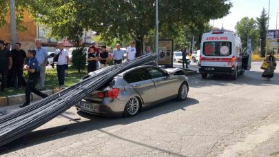 Lüks araç, tonlarca demirin altında kaldı: 2 yaralı