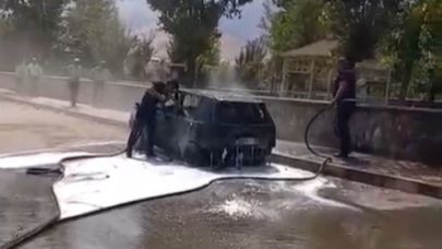 Park halindeki otomobil alev aldı