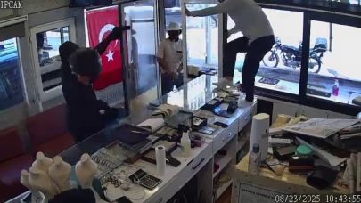 Silahla kuyumcu soymaya gelen 3 acemi hırsızın ellerinin boş döndükleri anlar kamerada