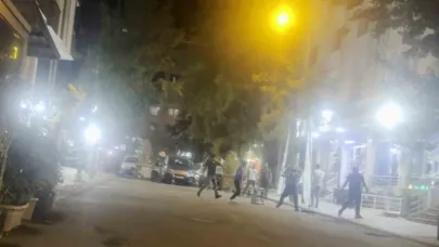 İki grubun tabureli kavgası kamerada