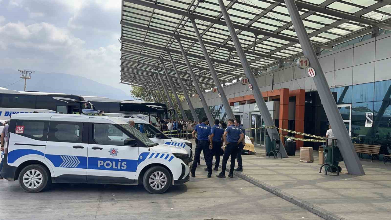 Otogarda baba kızına tüfekle ateş etti