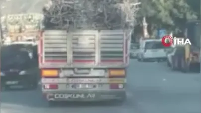 Demir yüklü tır trafikte yürekleri ağza getirdi