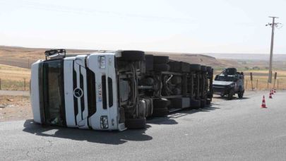 Virajı alamayan tır devrildi, sürücü yaralandı
